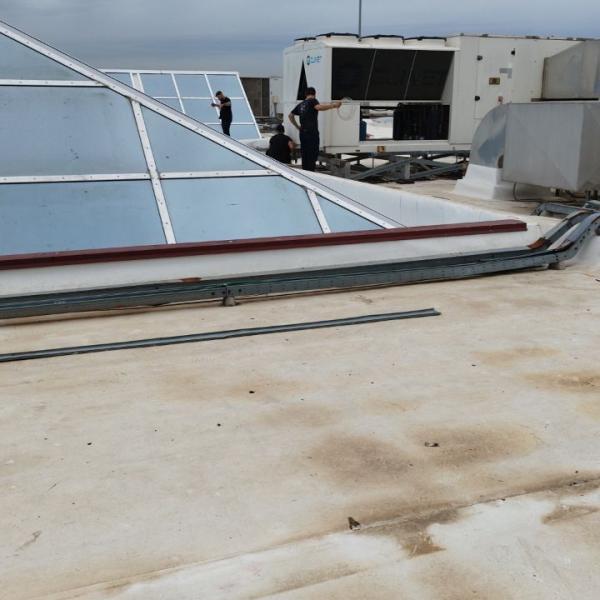 Cablaggio linea internet in fibra ottica FTTH, in un centro commerciale