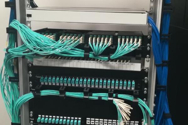 Cablaggio rack openframe in Ethernet e fibra ottica 