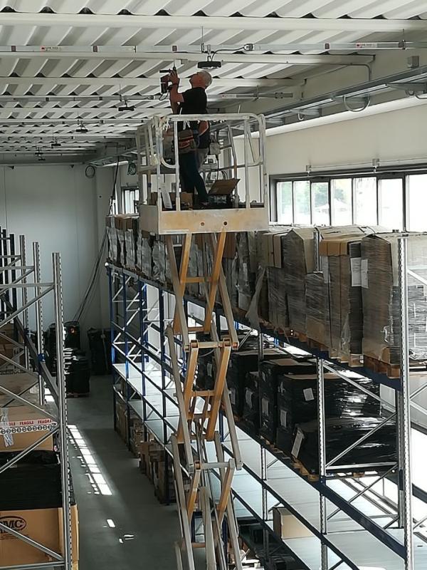 Installazione access point WiFi a soffitto in capannone