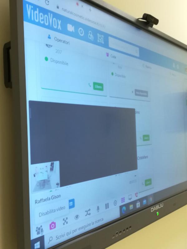 Videoconferenza sala riunioni tramite unità CTI VoIP